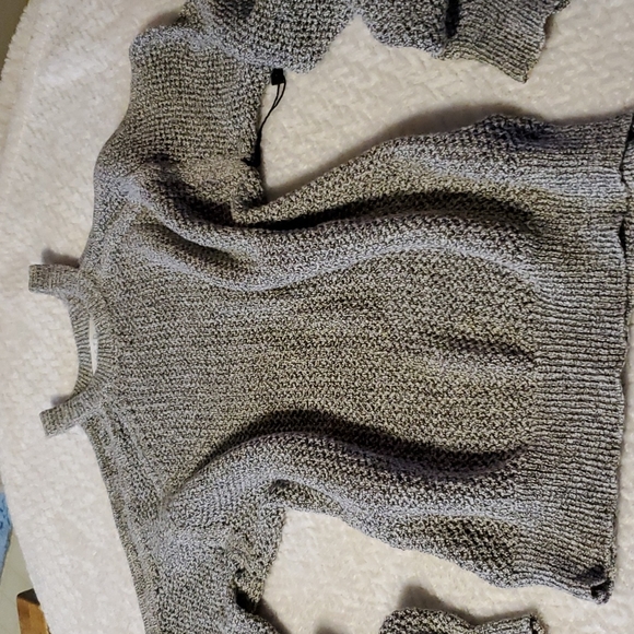 Astr Grey peek a boo sleeves soft sweater NWT🆕 - Picture 5 of 10